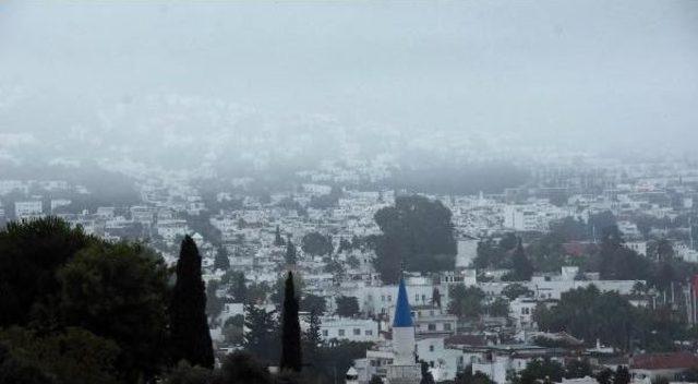 Bodrum'da Çöplük Yangını Gökyüzünü Siyaha Bürüdü