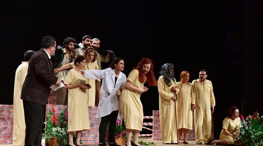 Yırtık C&uuml;bbe Kepez&rsquo;de Alkışlanıyor