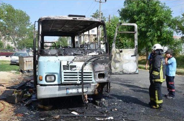 Minibüsü Seyir Halindeyken Alev Aldı, Sürücüsü Yaralandı