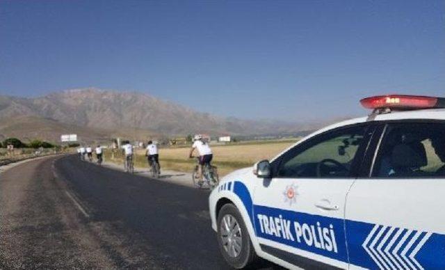 Van Gölü Kirlenmesin Diye 150 Kilometre Pedal Çevirdiler