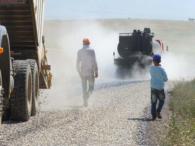 Muş’ta Zorlu Asfalt Çalışması