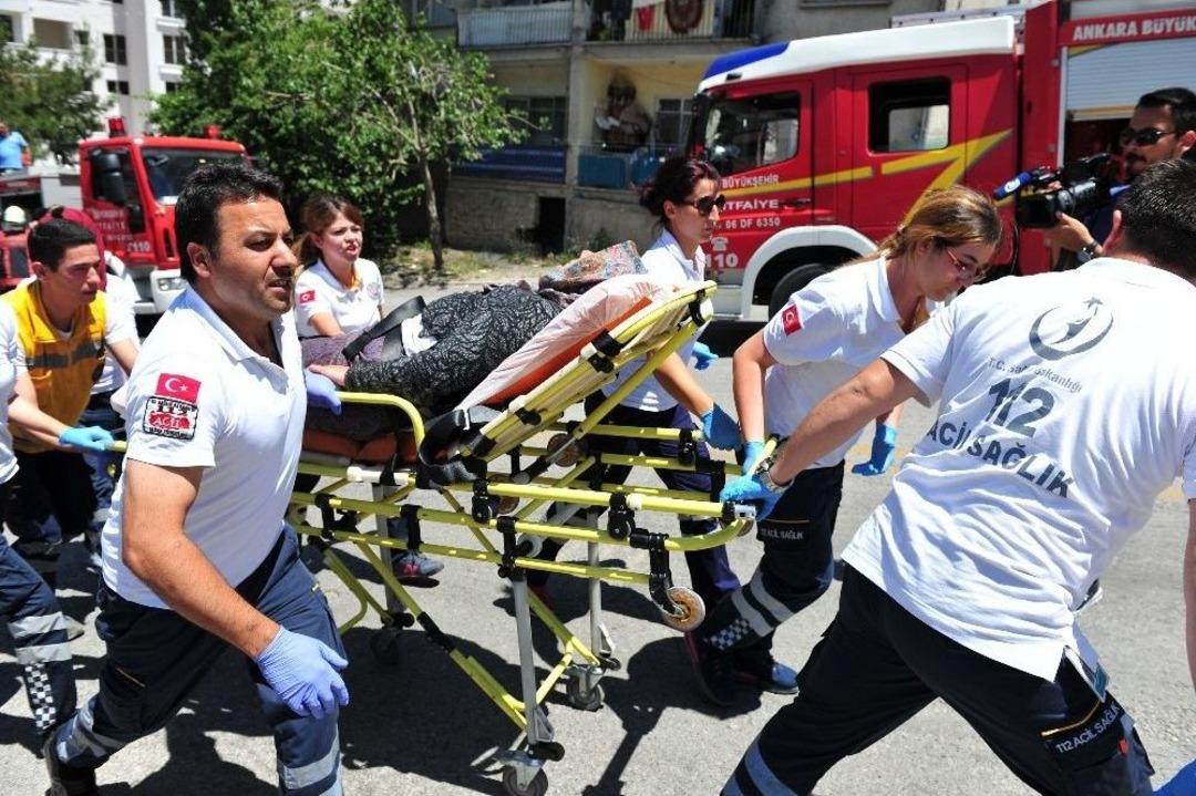 Başkent&rsquo;te 4 Katlı Apartmanda &Ccedil;ıkan Yangın Paniğe Neden Oldu