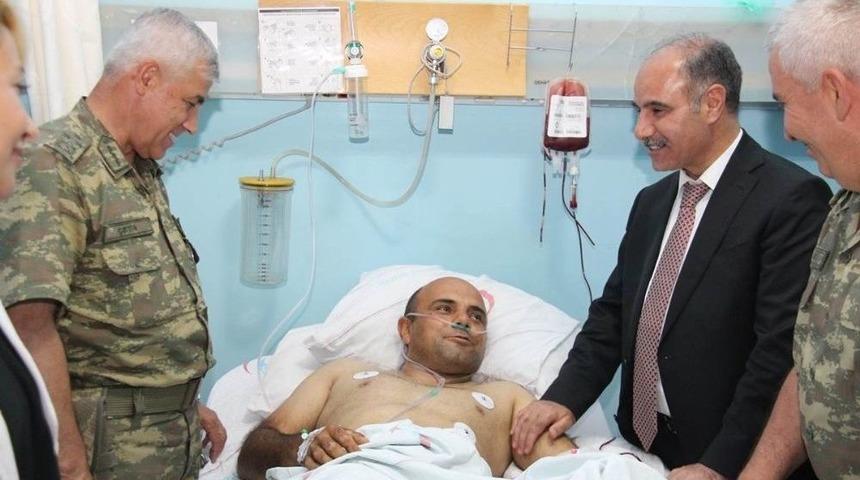 Korgeneral &Ccedil;etin, Yaralı G&uuml;venlik Korucularını Ziyaret Etti