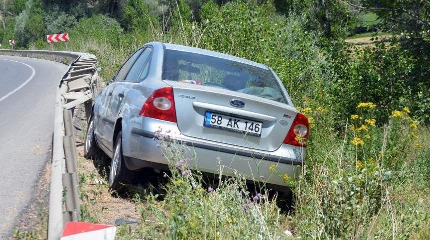 Sivas&rsquo;ta Otomobil Kamyona &Ccedil;arptı: 4 Yaralı