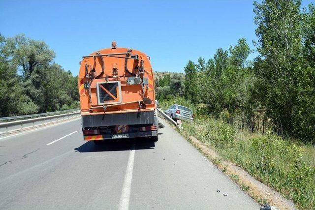 Sivas’ta Otomobil Kamyona Çarptı: 4 Yaralı