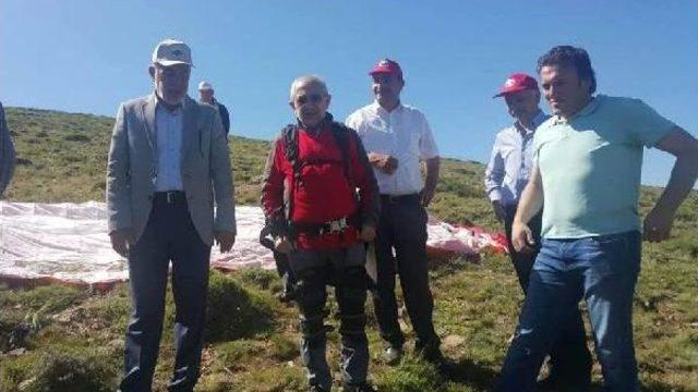 Ak Partili Vekil, Yamaç Paraşütüyle Şenlik Alanına Indi