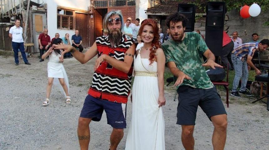 Bisikletle D&uuml;nya Turuna &Ccedil;ıkan İtalyanlar&rsquo;a Ankara Havası Oynattılar