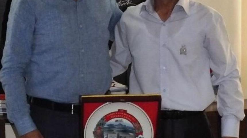 Kaymakam Şimşek&rsquo;ten D&uuml;r&uuml;st Pazarcıya Plaket