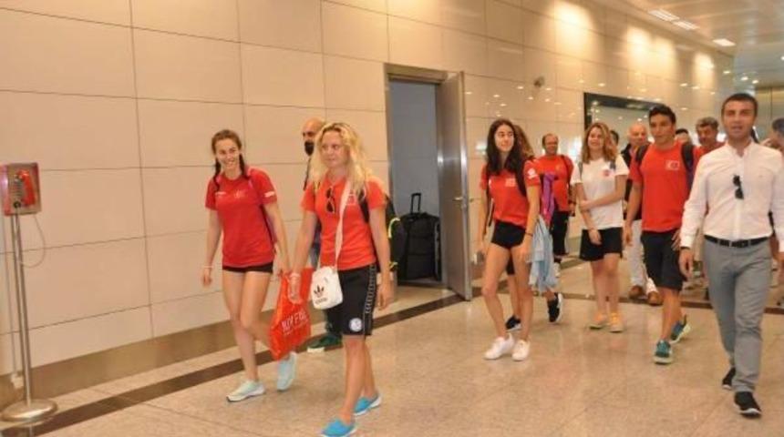 Altın Madalyalı Gen&ccedil;  Y&uuml;z&uuml;c&uuml;ler, Havalimanında &Ccedil;i&ccedil;eklerle Karşılandı