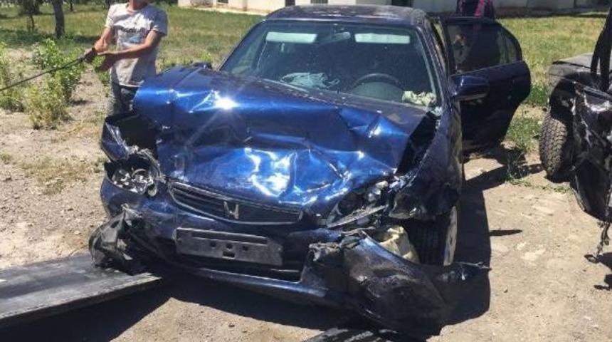 Sivas'ta Iki Otomobil &Ccedil;arpıştı: 1 &Ouml;l&uuml;, 8 Yaralı