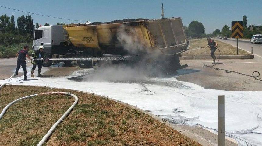 Balataları Isınan Tırın Lastikleri Yandı