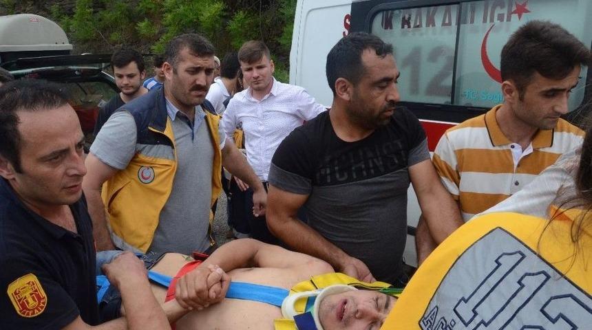 Otomobil 15 Metreden U&ccedil;uruma Yuvarlandı: 2 Yaralı