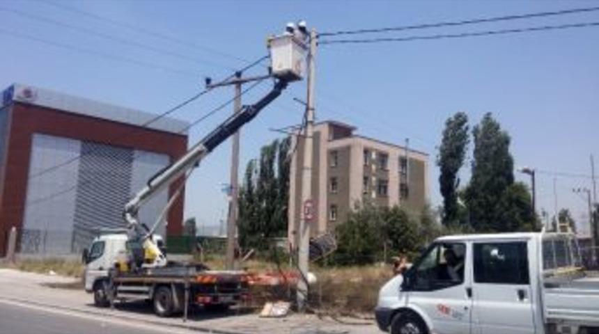 Sıcaktan Kopan Elektrik Teli Yangın &Ccedil;ıkardı
