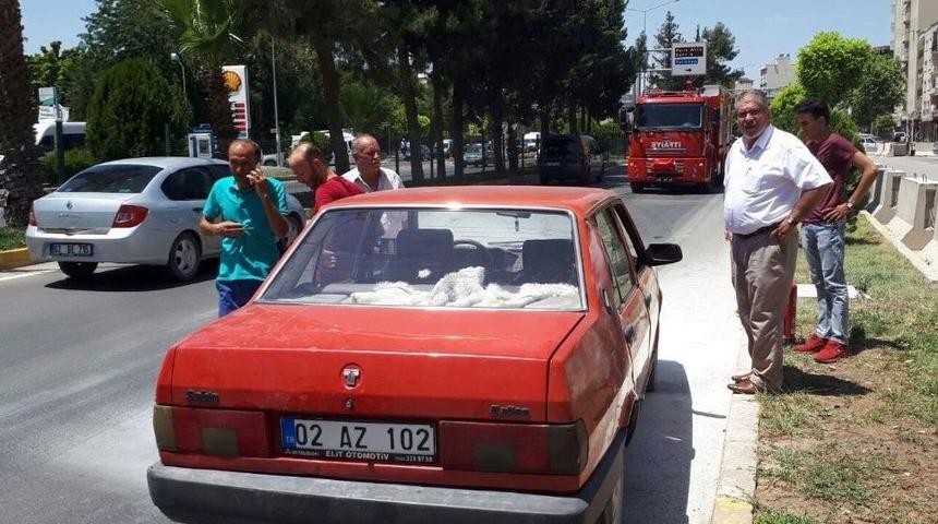 Emniyet M&uuml;d&uuml;rl&uuml;ğ&uuml; &Ouml;n&uuml;nde Yanan Otomobile Polis M&uuml;dahale Etti