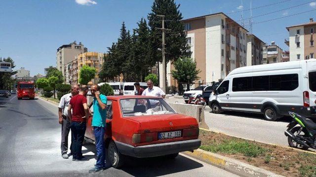 Emniyet Müdürlüğü Önünde Yanan Otomobile Polis Müdahale Etti