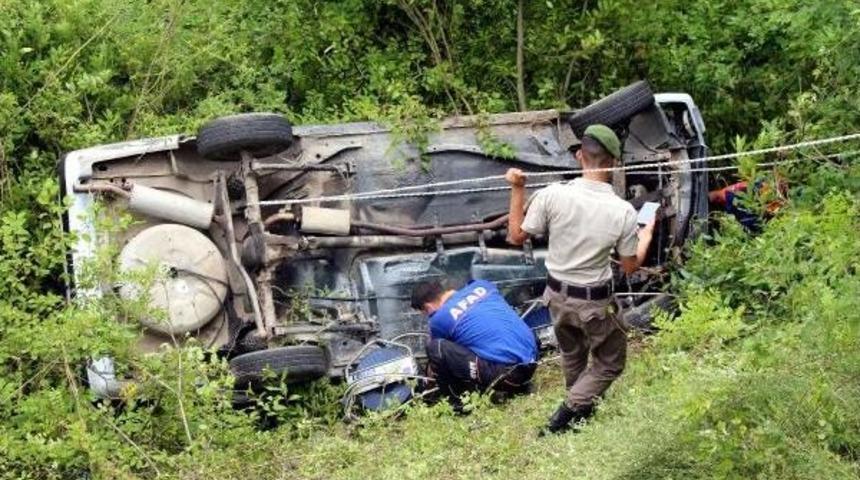 Zonguldak'ta Otomobil Şarampole Yuvarlandı: 2 Yaralı