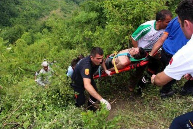 Zonguldak'ta Otomobil Şarampole Yuvarlandı: 2 Yaralı