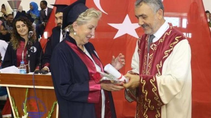 İki &Ccedil;ocuk Annesi 68 Yaşında Tıp Fak&uuml;ltesinden Mezun Oldu