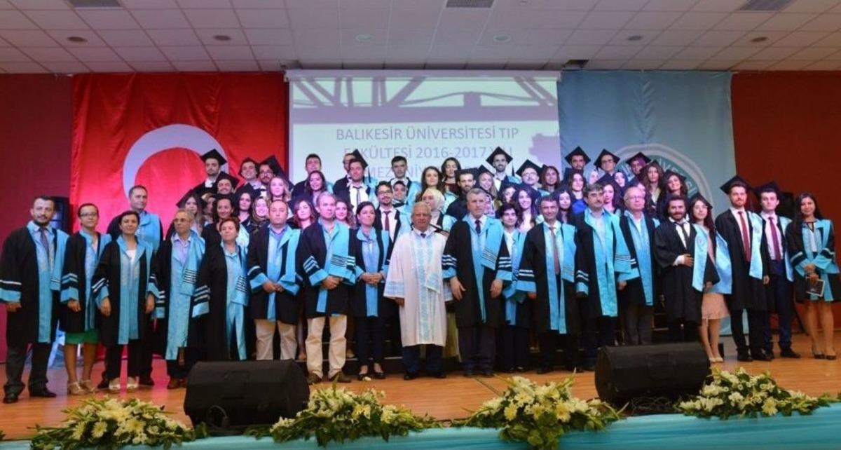 Tıp Fak&uuml;ltesinde Mezuniyet Gururu