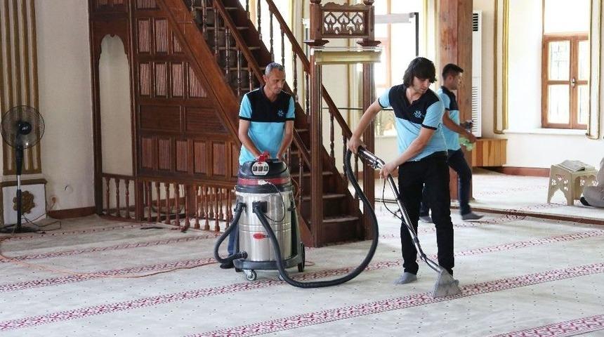 B&uuml;y&uuml;kşehir Camileri Temizliyor