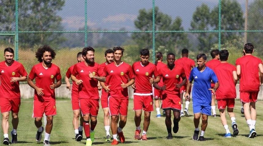 Ertuğrul Sağlam, Kampta Futbolcularına G&ouml;z A&ccedil;tırmıyor