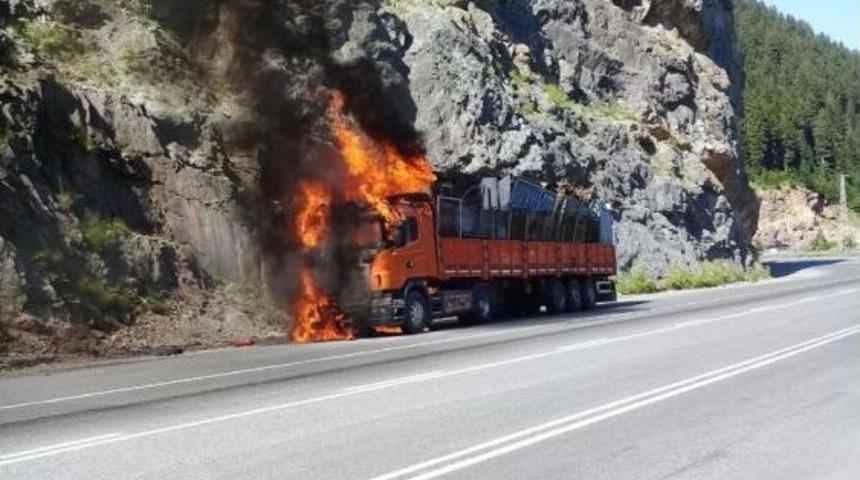 Hurda Y&uuml;kl&uuml; Tır Alev Alev Yandı