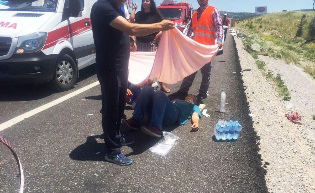 Yaralıları &Ccedil;arşaf Tutarak G&uuml;neşten Korudular