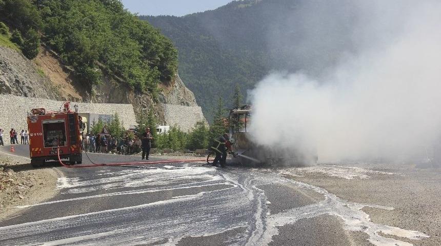 Artvin&rsquo;de Yolcu Midib&uuml;s&uuml; Alev Aldı