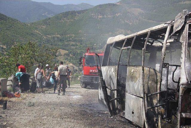 Artvin’de Yolcu Midibüsü Alev Aldı