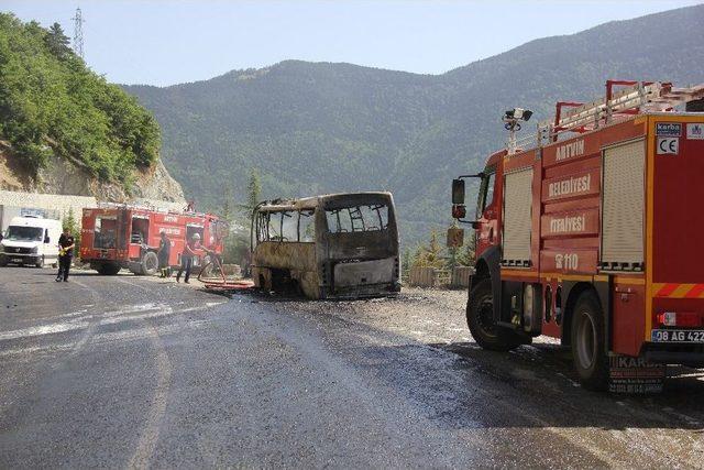 Artvin’de Yolcu Midibüsü Alev Aldı