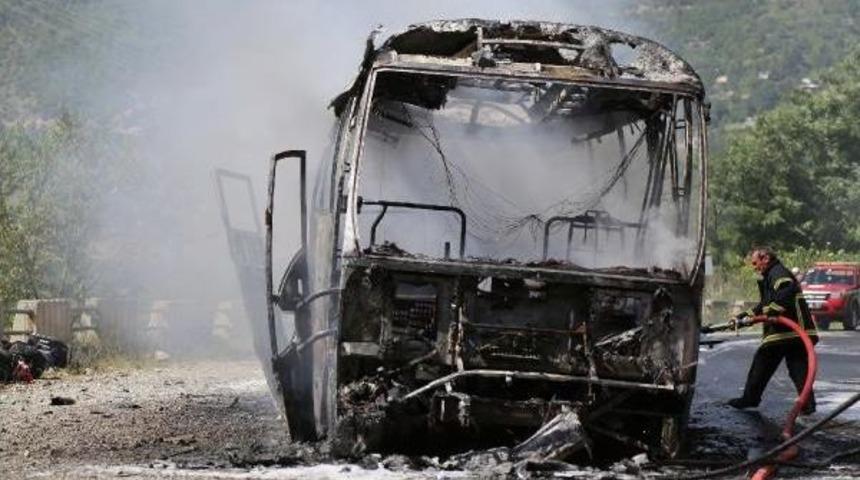 Lastiği Alev Alan Yolcu Otob&uuml;s&uuml; Yandı