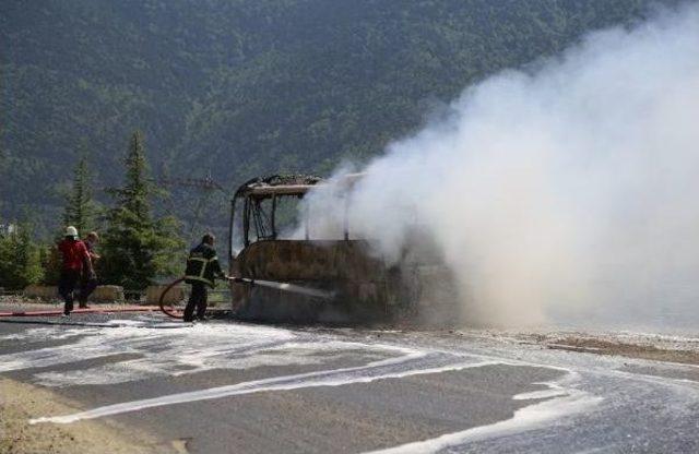 Lastiği Alev Alan Yolcu Otobüsü Yandı