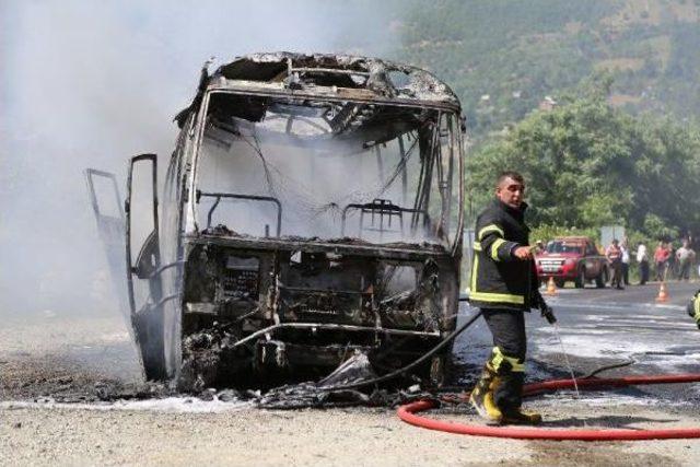 Lastiği Alev Alan Yolcu Otobüsü Yandı