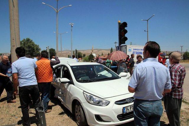 Sivas’ta Trafik Kazası: 1 Ölü, 8 Yaralı