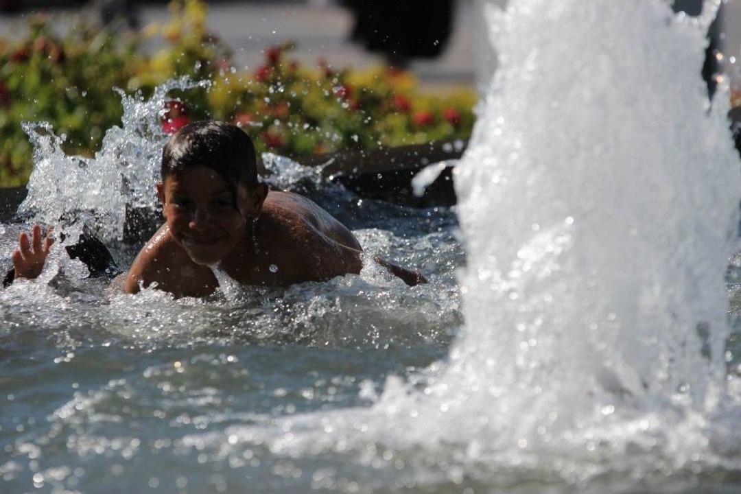 S&uuml;s Havuzunda Oynayan &Ccedil;ocuklar Yerine Onları G&ouml;r&uuml;nt&uuml;leyen Basın Mensuplarına Tepki G&ouml;sterdi