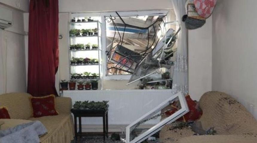 Geri Kayan Kamyon Evin Penceresine &Ccedil;arptı: 1 Yaralı