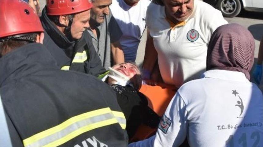Kazada Yaralanan Yaşlı Kadını Itfaiyeciler Teselli Etti
