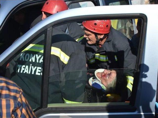Kazada Yaralanan Yaşlı Kadını Itfaiyeciler Teselli Etti 1