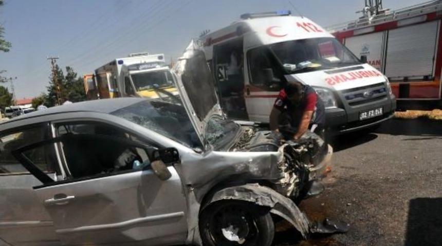Adıyaman'da Iki Otomobil &Ccedil;arpıştı: 4 Yaralı