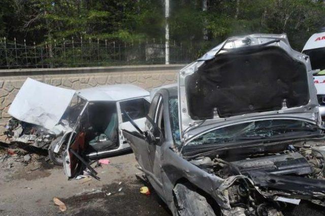 Adıyaman'da Iki Otomobil Çarpıştı: 4 Yaralı