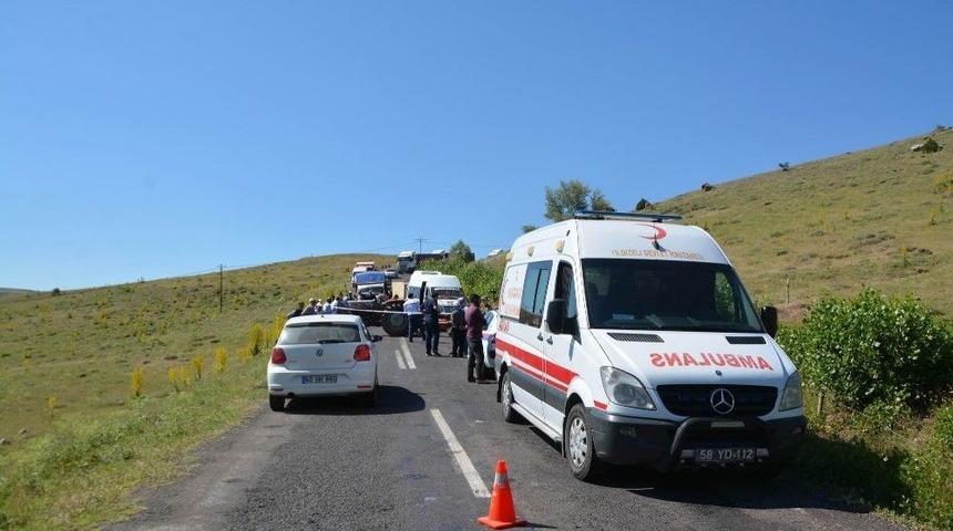 Sivas&rsquo;ta Trakt&ouml;r Devrildi: 1 &Ouml;l&uuml;, 3 Yaralı