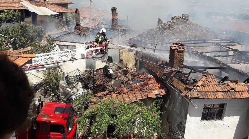 Manisa&rsquo;da Ev Yangını