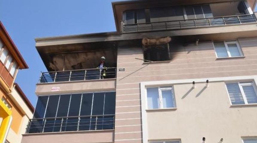 Buzdolabından &Ccedil;ıkan Yangında 2 Kişi Dumandan Etkilendi