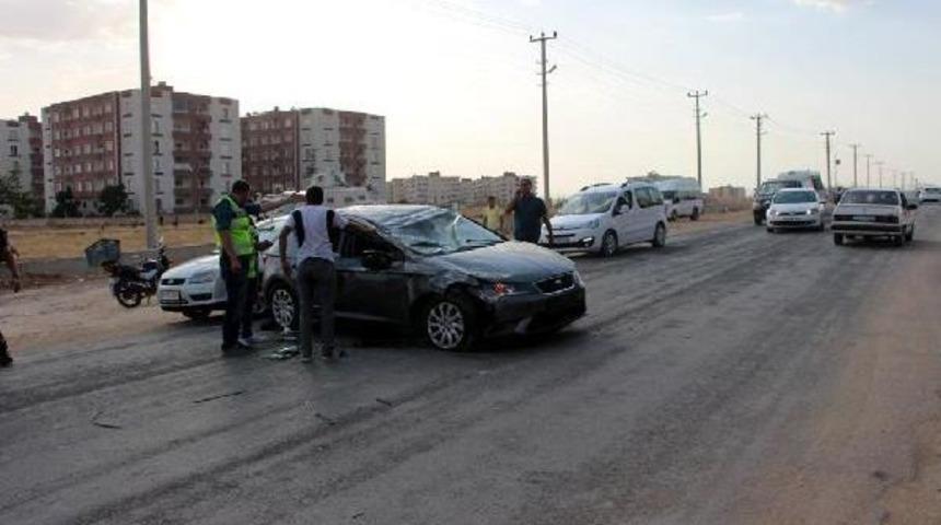 Gelin Kınasına Gidenleri Taşıyan Otomobil Kaza Yaptı:4 Yaralı