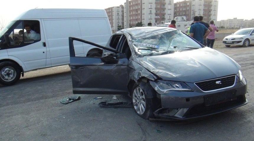 Kınaya Gidenlerin Bulunduğu Otomobile Kamyonet &Ccedil;arptı: 4 Yaralı