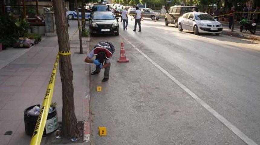 Cadde Ortasında Silahlı Kavga: 2 Yaralı