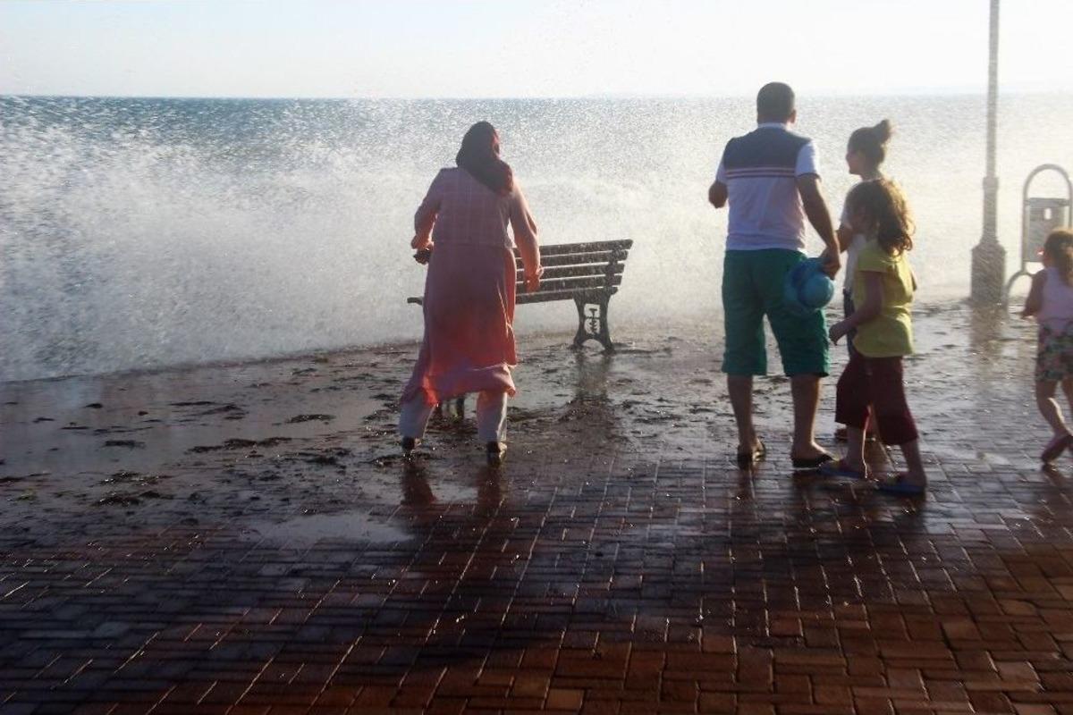 Edremit&rsquo;te Şiddetli Lodos Hayatı Olumsuz Etkiledi