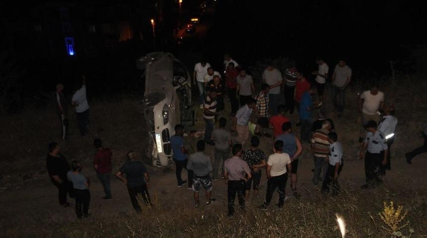 Otomobil U&ccedil;uruma Yuvarlandı: 3 Yaralı