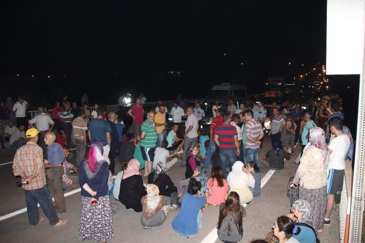 K&ouml;yl&uuml;ler Gece Yarısı Yol Kapattı