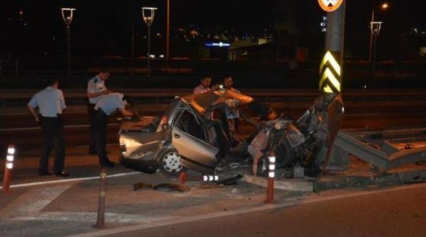 Bursa'da Kontrolden &Ccedil;ıkan Ara&ccedil; Bariyerlere &Ccedil;arptı: 1 &Ouml;l&uuml;